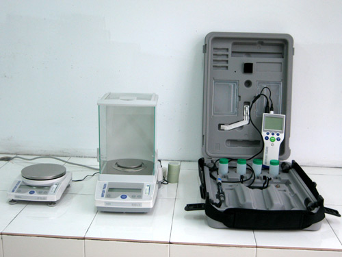 電子分析天平和電子數(shù)字酸度計